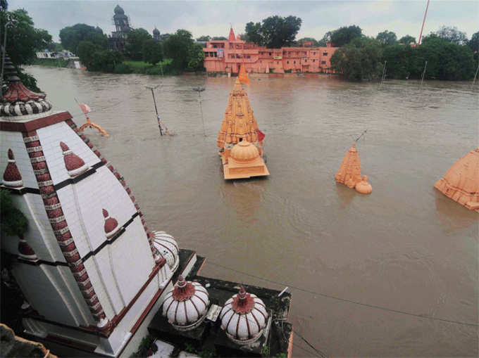 देखें: देशभर में आई बाढ़ में मंदिर भी हुए जलमग्न