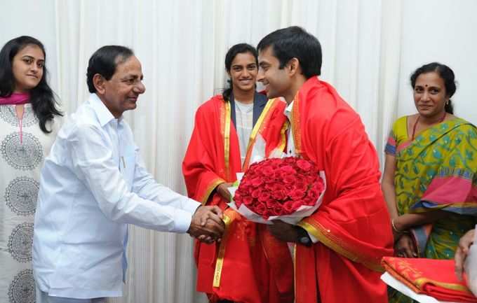 పీవీ సింధు కోచ్ పుల్లెల గోపీచంద్‌ని శాలువాతో సత్కరిస్తున్న సీఎం కేసీఆర్