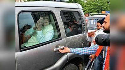 आडवाणी तिरंगा यात्रा में बैठे रहे अपनी कार के अंदर, बीजेपी नेताओं ने की अगुवाई