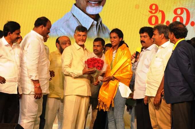 పీవీ సింధు, గోపీచంద్‌లకి ఏపీ సీఎం చంద్రబాబు సన్మానం