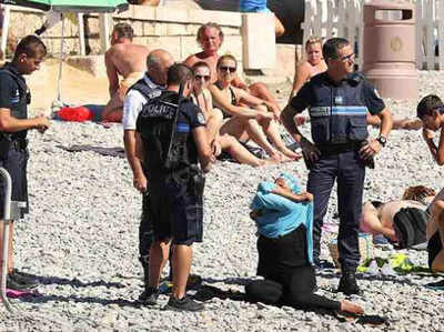 बुर्कीनी बैन: नीस के बीच पर पुलिस ने उतरवाई महिला की बुर्कीनी