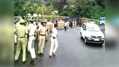 Mangaluru: Congress leader Ramyas car attacked by protesters with eggs 