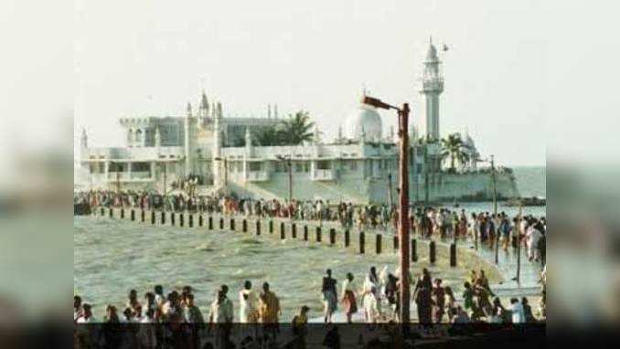 Women can enter inner sanctum of Haji Ali Dargah: Bombay HC 