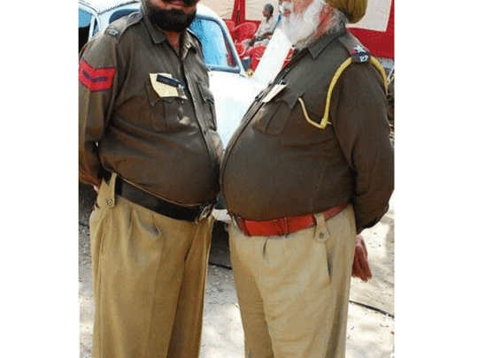 पुलिस वालों की ये तस्वीरें देख कौन न हंस दे! - funny police pictures viral  on the internet and social media! - Navbharat Times