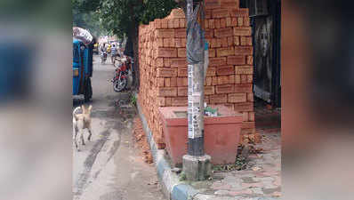 ইটের সারিতে প্রোমোটারদের দখলে ফুটপাথও, প্রশাসন নির্বিকার