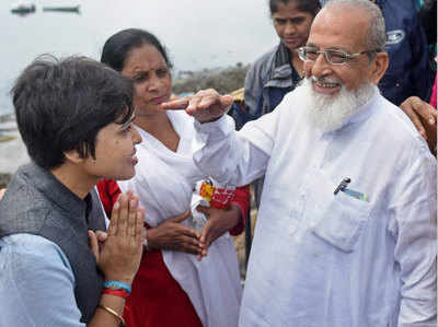 हाजी अली दरगाह पहुंची तृप्ति देसाई, चढ़ाई चादर