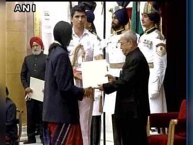 பிவி சிந்து, மாலிக்கிற்கு ஜனாதிபதி வழங்கிய கேள் ரத்னா விருது!!