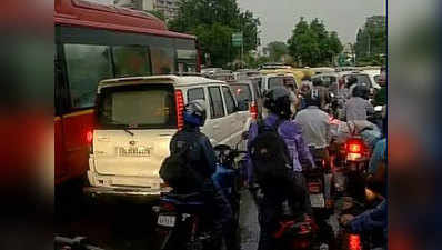 गुड़गांव और दिल्ली के कई इलाकों में भारी बारिश की वजह से ट्रैफिक जाम