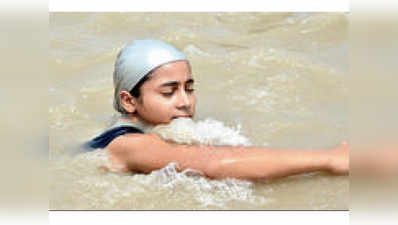 11 साल की नन्ही जलपरी ने 2 दिन में पार किए 170 किमी, कानपुर से वाराणसी गंगा में तैर कर पहुंचेगी