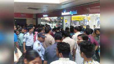 दिल्ली में जियो सिम के लिए भीड़ बेकाबू, पुलिस को बुलाना पड़ा