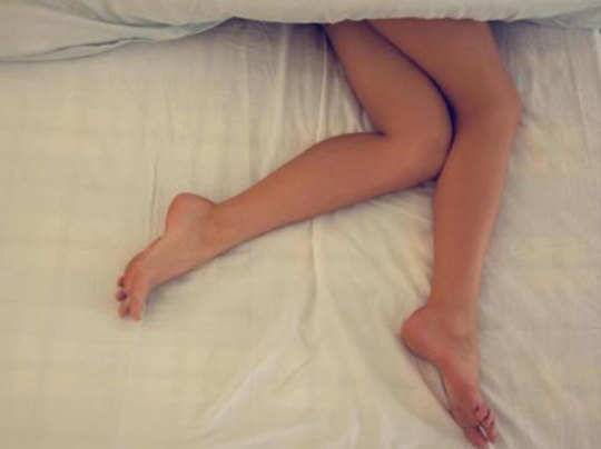 here are 5 Benefits of not wearing panty at night.-यहां हैं रात में पैंटी  उतार कर सोने के 5 फायदे।
