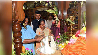 गांव से बहिष्कृत दंपती ने मुख्यमंत्री देवेंद्र फडणवीस के आवास पर की गणपति पूजा