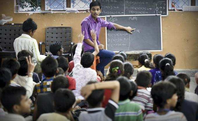 ஏழை மாணவர்களுக்கு தெய்வங்களாகும் ஆசிரியர்கள்