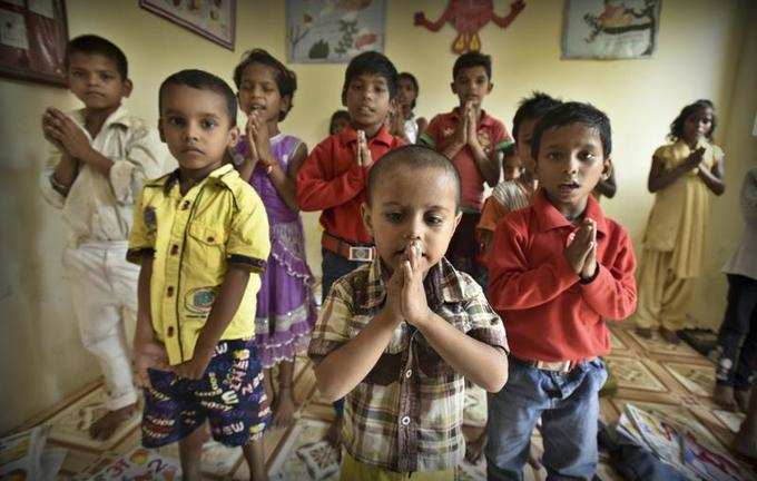 ஏழை மாணவர்களுக்கு தெய்வங்களாகும் ஆசிரியர்கள்