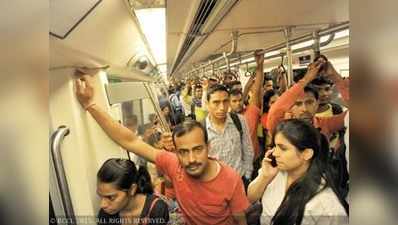 दिल्ली मेट्रो में यात्रियों के छूटे 43 लाख रुपए नकद और 283 मोबाइल