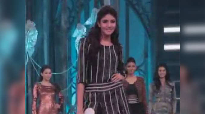 यामाहा फासिनो मिस दीवा फिनाले में सुन्दरियों ने पहने कर्ण मल्होत्रा के ड्रेस 