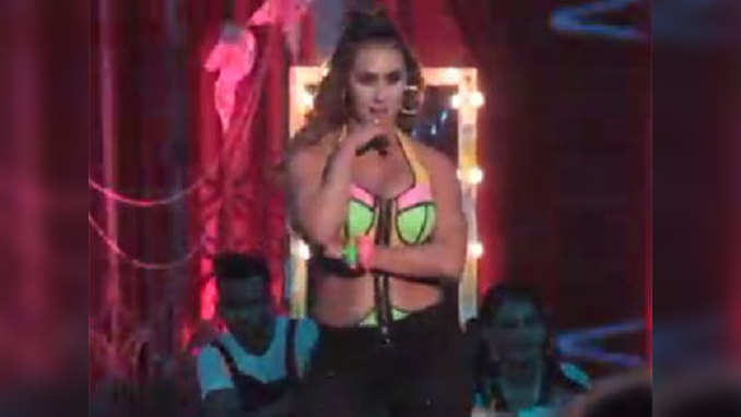 Lauren Gottlieb performs on Yamaha Fascino Miss Diva 2016 finale