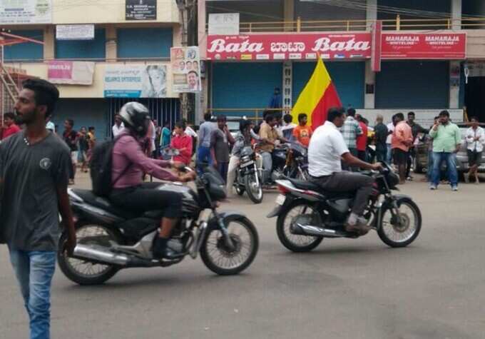 ಅಂಗಡಿ ಬಾಗಿಲು