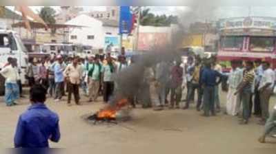 ತಮಿಳುನಾಡು ಲಾರಿಗೆ ಕಲ್ಲು, ಚಾಲಕನಿಗೆ ಥಳಿತ