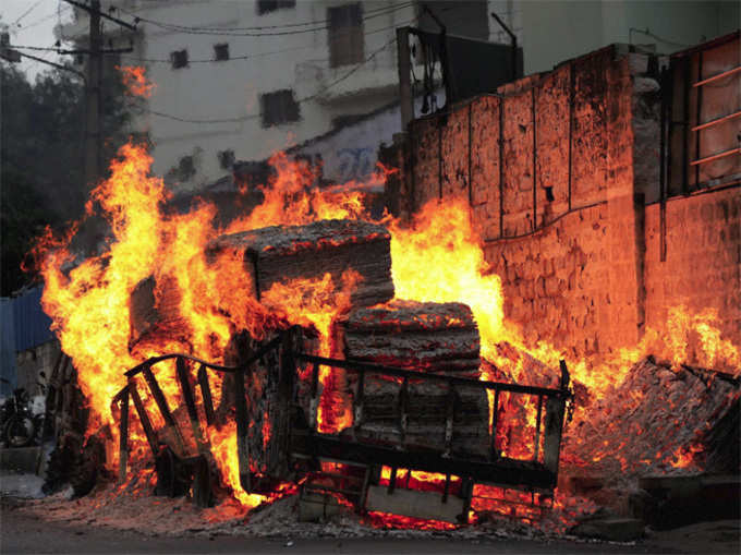 कावेरी जल विवाद पर जल रहा है बेंगलुरु