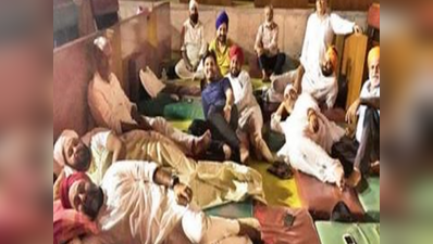 पंजाब विधानसभा में कैंपिंग कर रहे कांग्रेस विधायक ने मंत्री पर फेंका जूता