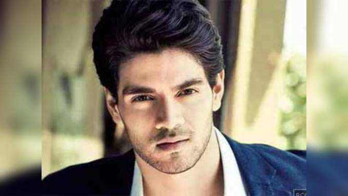 Sooraj Pancholi spotted on dinner date with mystery woman 