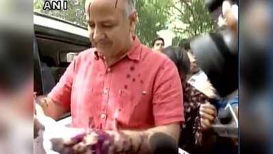 दिल्ली के उपमुख्यमंत्री मनीष सिसोदिया पर एलजी ऑफिस के बाहर स्याही फेंकी गई