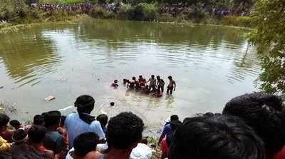 చెరువులోకి దూసుకెళ్లిన బస్సు, భారీగా ప్రాణ నష్టం?