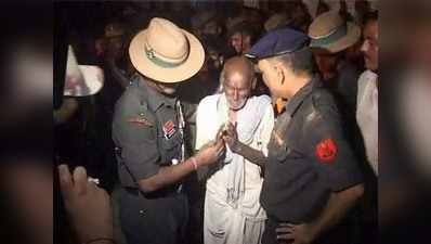 गाजीपुर में शहीद बेटे का शव देखकर बुजुर्ग पिता बोले जय हिंद