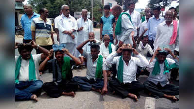 ಮಣ್ಣು ತಿಂದು ಪ್ರತಿಭಟಿಸಿದ ಮಂಡ್ಯ ಮಂದಿ