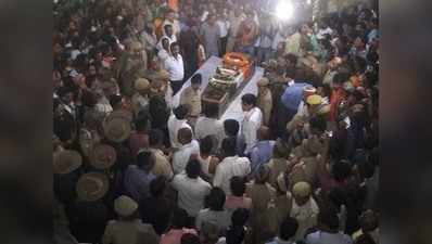 जौनपुर: शहीद सैनिक का शव पहुंचते ही मचा कोहराम, रात को ही अंतिम संस्कार