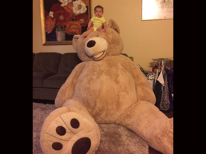 5 महीने की बच्ची को मिला इतना बड़ा टेडी!