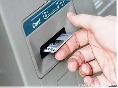 Debit card பின்புறம் PIN நம்பரை எழுதியதால் ஆபத்து... ரூ. 75,000 சுருட்டல்!!