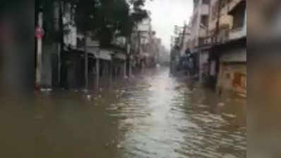 भारी बारिश के चलते हैदराबाद में बाढ़ जैसे हालात
