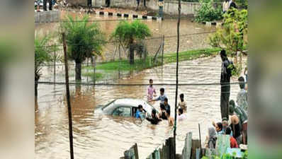 बारिश से बेहाल हैदराबाद, सेना और एनडीआरएफ अलर्ट