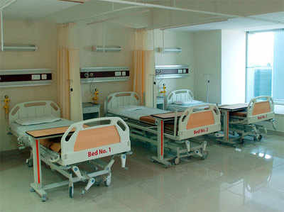 अस्पतालों में खाली पड़े सैकड़ों बेड, जमीन पर हो रहा मरीजों का इलाज