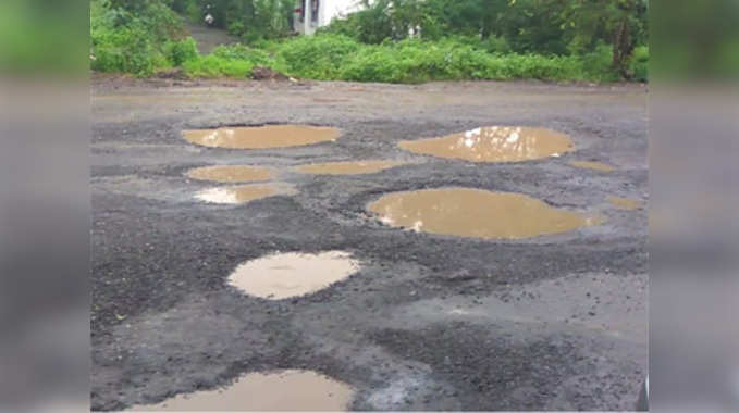 चिपळूण (कोकण, महाराष्ट्र) च्या रस्त्यावर पडलेले मोठे खड्डे 