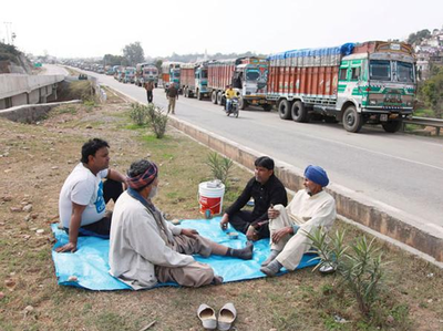 जम्मू-कश्मीरः सीमापर फिर से शुरू हुआ व्यापार