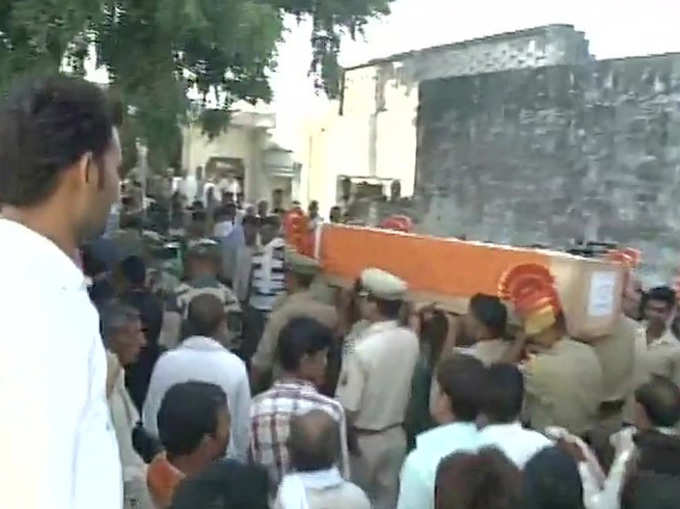 बारामूला में शहीद हुए BSF जवान को इटावा में दी गई अंतिम विदाई