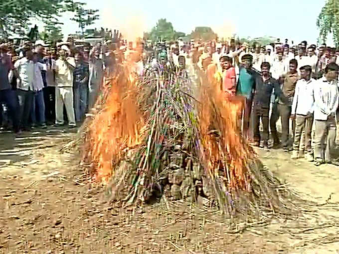 बारामूला में शहीद हुए BSF जवान को इटावा में दी गई अंतिम विदाई