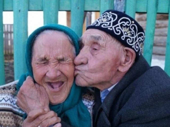 ये तस्वीरें दिखाती हैं कि प्यार कभी बुढ़ा नहीं होता
