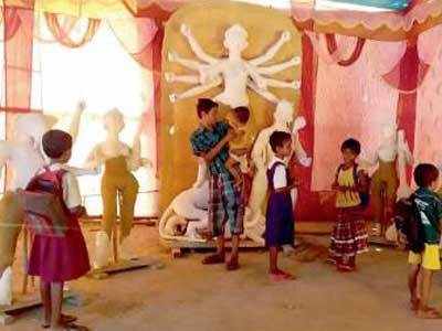 मुस्लिमों की मदद से पहली बार इस गांव में मनाई जा रही है दुर्गा पूजा