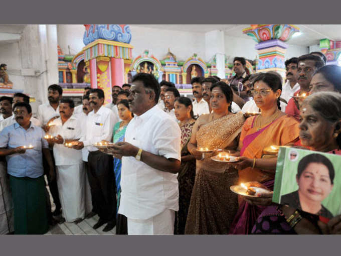 தமிழக முதல்வர் ஜெயலலிதா நலம் பெற வேண்டி தொண்டர்கள் உச்சகட்ட பிராத்தனை