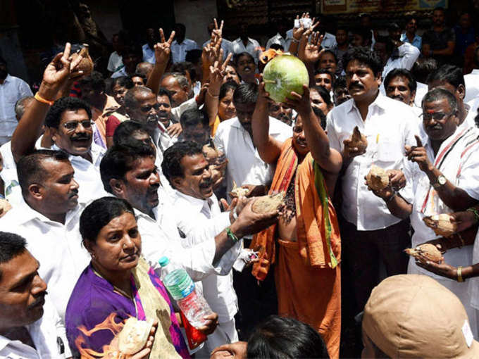 தமிழக முதல்வர் ஜெயலலிதா நலம் பெற வேண்டி தொண்டர்கள் உச்சகட்ட பிராத்தனை