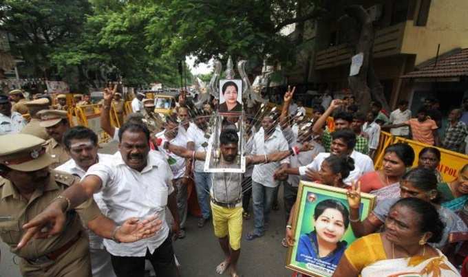 தமிழக முதல்வர் ஜெயலலிதா நலம் பெற வேண்டி தொண்டர்கள் உச்சகட்ட பிராத்தனை