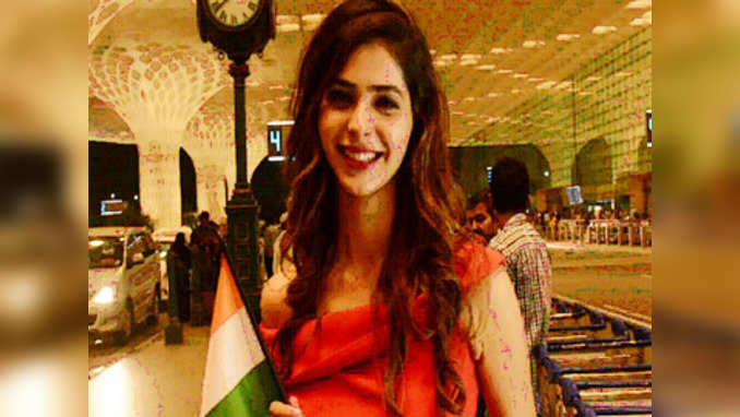 Pankhuri Gidwani leaves for Miss Grand International 2016