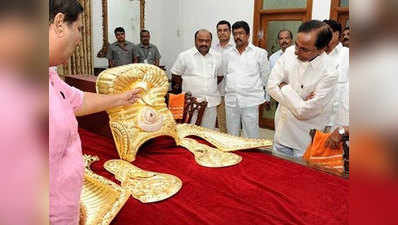 तेलंगाना के CM ने देवी को 3.7 करोड़ का मुकुट चढ़ाया