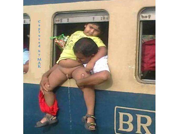 रेलवे की ये फोटोज देखकर आप नहीं रोक पाएंगे हंसी!