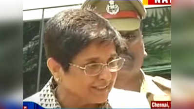 Puducherry LG Kiran Bedi visits Jayalalithaa in hospital 