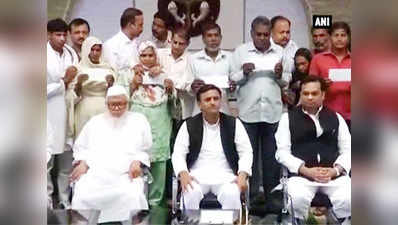 Akhilesh Yadav distributes cheques to kin of Muzaffarnagar riots victims 